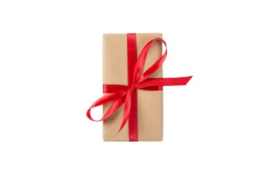 Hediye kutusu beyaz arka plan üzerinde izole kırmızı kurdele ile. tatil kavramı Sen Tasarla. üstten görünüm.