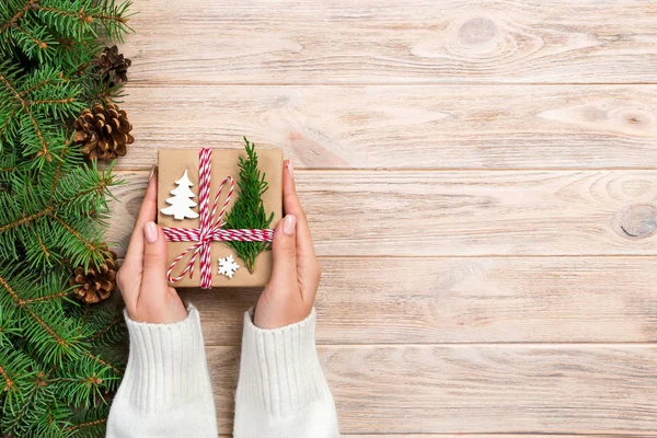 Vrouw Handen Geven Verpakte Handgemaakte Kerstcadeau Papier Met Decoratie Van — Stockfoto