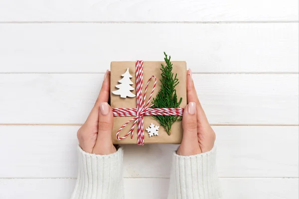 Vrouw Handen Geven Verpakte Handgemaakte Kerstcadeau Papier Met Decoratie Van — Stockfoto