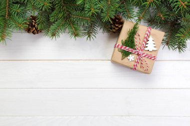 Noel arka plan Noel hediye ile çam dalları ve çam kozalakları kopya ahşap beyaz zemin üzerine düz lay alan, görünümü ana sayfa.