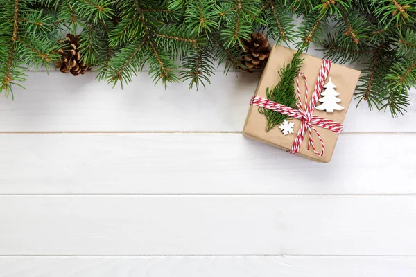 Noel Arka Plan Noel Hediye Ile Çam Dalları Çam Kozalakları — Stok fotoğraf