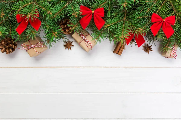 Noel Köknar Ağacı Hediye Kutusu Ahşap Masa Üzerinde Arka Plan — Stok fotoğraf
