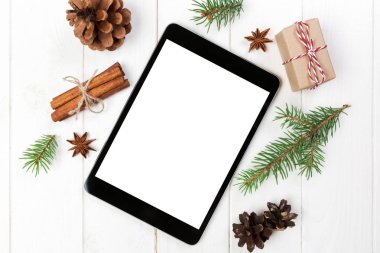 Dijital tablet kadar app tanıtımı için rustik Noel ahşap arka plan süslemeleri ile alay. kopya alanı ile üstten görünüm.