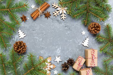 Noel köknar ağacı ve hediye kutusu ahşap masa üzerinde arka plan. Tasarımınız için kopya alanı ile üstten görünüm.