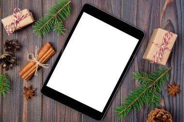 Dijital tablet kadar app tanıtımı için rustik Noel ahşap arka plan süslemeleri ile alay. kopya alanı ile üstten görünüm.