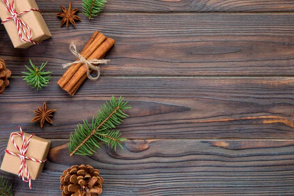 圣诞节背景与冷杉树和礼品盒在木桌上 顶部视图 为您的设计提供复制空间 — 图库照片