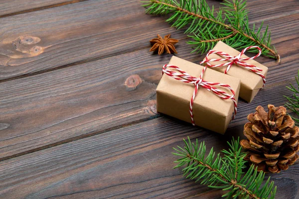 Χριστουγεννιάτικο Φόντο Fir Tree Και Δώρο Κουτί Ξύλινο Τραπέζι Top — Φωτογραφία Αρχείου