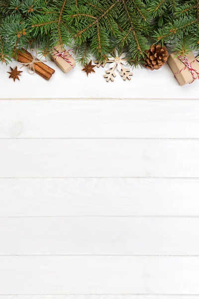 Noel Köknar Ağacı Hediye Kutusu Ahşap Masa Üzerinde Arka Plan — Stok fotoğraf