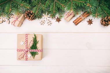 Noel arka plan köknar ağacı ve hediye kutusu ahşap rustik vintage tablo. Tasarımınız için kopya alanı ile üstten görünüm.