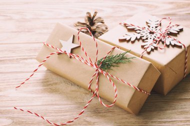 Noel hediye kutusu ile dekorasyon ahşap rustik antika arka plan üzerinde.