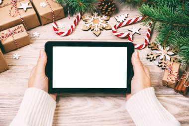 Noel online alışveriş. Kadın alıcı dokunmatik ekran tablet, alanı Kopyala. Kadın hediye, hediye kutuları beyaz ahşap rustik vintage tablo arasında satın alır. Kış tatil satış arka plan.