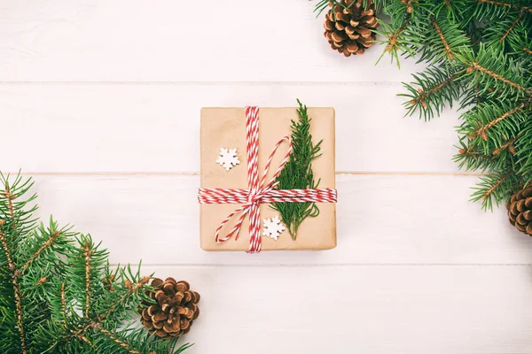 Weihnachten Hintergrund Mit Tanne Und Geschenkbox Auf Rustikalem Holztisch Draufsicht — Stockfoto