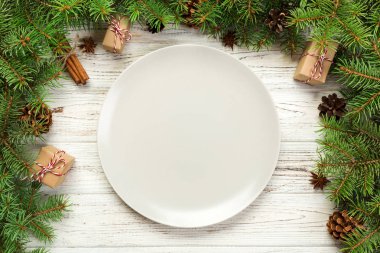 üstten görünüm. Boş levha seramik ahşap Noel arka plan üzerinde yuvarlak. tatil yemek yemek kavramı ile Yılbaşı dekor.