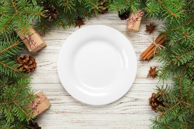üstten görünüm. Boş levha seramik ahşap Noel arka plan üzerinde yuvarlak. tatil yemek yemek kavramı ile Yılbaşı dekor.