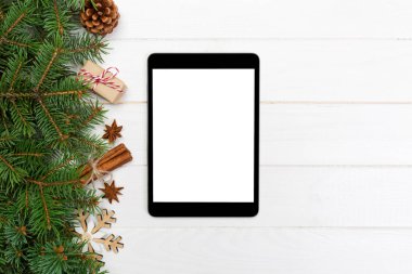 Dijital tablet kadar app tanıtımı için rustik Noel ahşap arka plan süslemeleri ile alay. kopya alanı ile üstten görünüm.