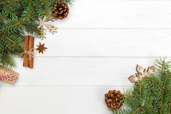 Jul Bakgrund Med Fir Tree Och Gåva Rutan Träbord Ovanifrån — Stockfoto