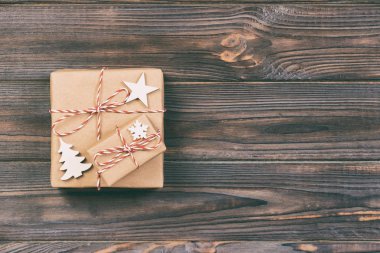 Noel hediyeleri kar taneleri ile yıldız ve ahşap Noel ağacı. Yeni yıl konsepti vintage arka plan.