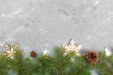 Noel köknar ağacı ve hediye kutusu ahşap masa üzerinde arka plan. Tasarımınız için kopya alanı ile üstten görünüm.