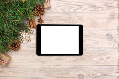 Dijital tablet rustik Noel ahşap arka plan dekorasyon için app sunma ile sahte. kopya alanı ile üstten görünüm.