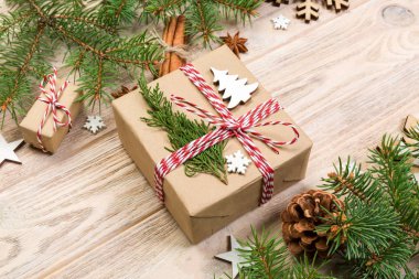 Noel köknar ağacı ve hediye kutusu ahşap masa üzerinde arka plan. Tasarımınız için kopya alanı ile üstten görünüm.