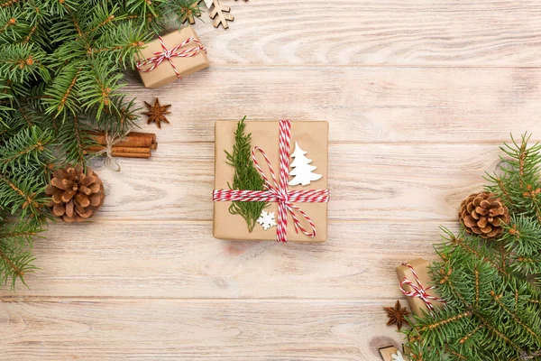 Fond Noël Avec Sapin Boîte Cadeau Sur Table Bois Vue — Photo