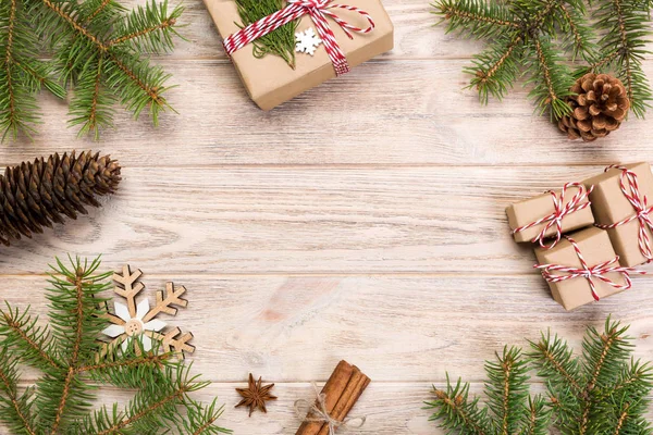 Weihnachten Hintergrund Mit Tanne Und Geschenkbox Auf Holztisch Draufsicht Mit — Stockfoto