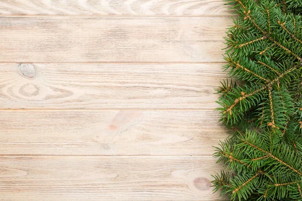圣诞灰色木背景与冷杉树和复制空间 顶部视图空白空间为您的设计 — 图库照片
