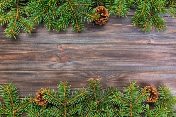 Noel köknar ağacı çerçeve ile ahşap arka plan gri ve koniler alanı kopyalayın. üstten görünüm boş alanı tasarımınız için.