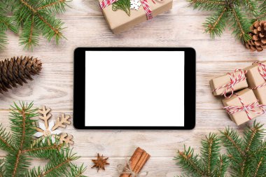 Dijital tablet rustik Noel ahşap arka plan dekorasyon için app sunma ile sahte. kopya alanı ile üstten görünüm.