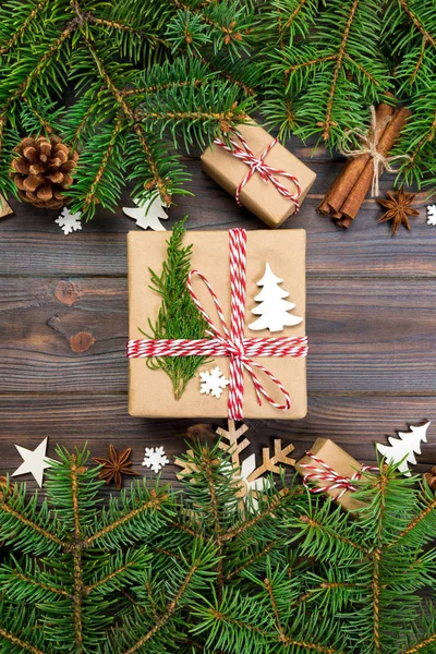 圣诞节背景与冷杉树和礼品盒在木桌上 顶部视图 为您的设计提供复制空间 — 图库照片