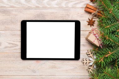Dijital tablet rustik Noel ahşap arka plan dekorasyon için app sunma ile sahte. kopya alanı ile üstten görünüm.