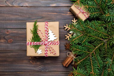 Noel köknar ağacı ve hediye kutusu ahşap masa üzerinde arka plan. Tasarımınız için kopya alanı ile üstten görünüm.