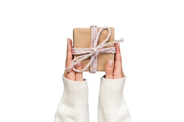 Vrouw Handen Met Cadeau Verpakt Versierd Met Roze Strik Geïsoleerd — Stockfoto