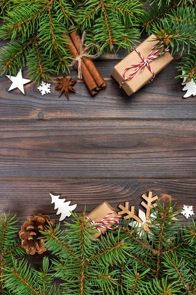 Noel köknar ağacı ve hediye kutusu ahşap masa üzerinde arka plan. Tasarımınız için kopya alanı ile üstten görünüm.