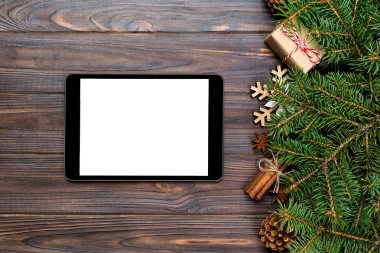 Dijital tablet rustik Noel ahşap arka plan dekorasyon için app sunma ile sahte. kopya alanı ile üstten görünüm.