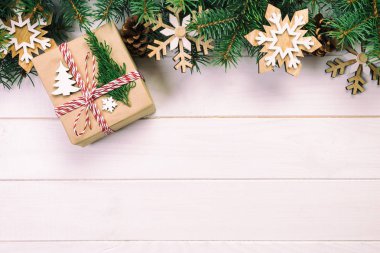 Noel köknar ağacı ve hediye kutusu ahşap masa üzerinde arka plan. «Ana sayfa» görünümü vintage, tonda tasarımınız için kopya alanı ile.