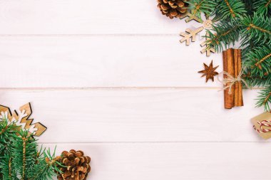 Noel köknar ağacı ve hediye kutusu ahşap masa üzerinde arka plan. «Ana sayfa» görünümü vintage, tonda tasarımınız için kopya alanı ile.