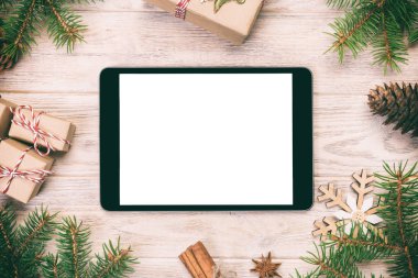 Dijital tablet rustik Noel ahşap vintage, tonlu arka plan dekorasyon için app sunma ile sahte. kopya alanı ile üstten görünüm.