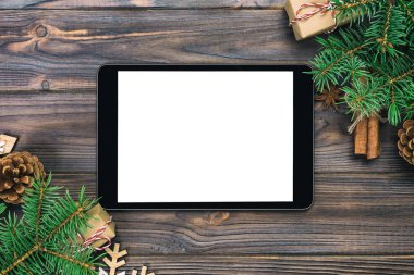 Dijital tablet app tanıtımı için rustik Noel vintage, tonda ahşap arka plan süslemeleri ile sahte. kopya alanı ile üstten görünüm.