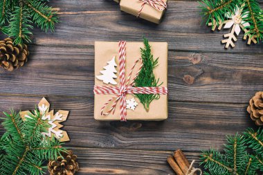 Noel köknar ağacı ve hediye kutusu ahşap masa üzerinde arka plan. Tasarımınız için kopya alanı ile üstten görünüm.