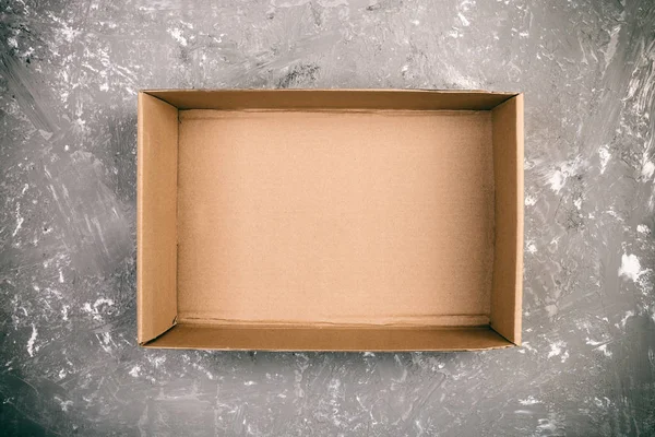 Caja Cartón Blanco Marrón Abierto Sobre Fondo Gris Cemento Vintage — Foto de Stock