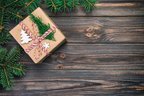 圣诞节背景圣诞礼物与冷杉分支在木黑色复古 装饰背景与拷贝空间平放置 顶视图 — 图库照片