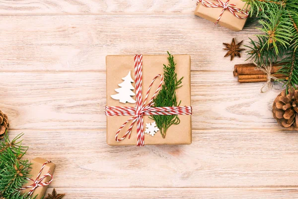 Weihnachten Hintergrund Mit Tanne Und Geschenkbox Auf Holztisch Vintage Von — Stockfoto