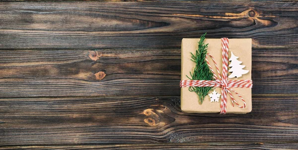 Natal Vintage Enfraquecido Caixa Presente Embrulhado Papel Reciclado Com Fita — Fotografia de Stock