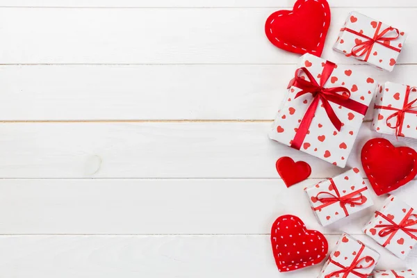 발렌타인 종이에으로 래퍼에 하트와 테이블 공간에 디자인에 — 스톡 사진