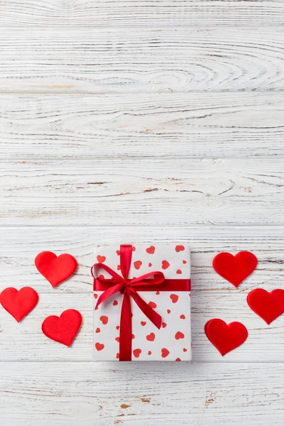 발렌타인 종이에으로 래퍼에 하트와 디자인을 테이블 공간에 상자를 — 스톡 사진