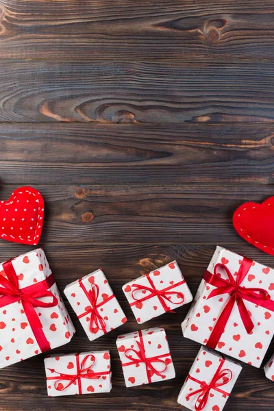 발렌타인 종이에으로 래퍼에 하트와 디자인에 어두운 테이블 공간에 상자를 — 스톡 사진