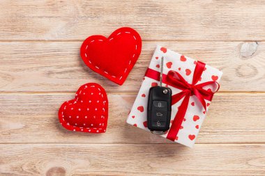 Sevgililer veya kağıt kırmızı kalpler ile diğer tatil el yapımı hediye, Araba anahtarları ve hediye tatil sunulu liste kutusunda. Tasarım için turuncu ahşap masa üstten görünüm kopya alanı ile boş alanı kutusu hediye.