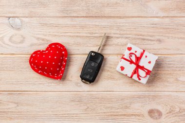 Sevgililer veya kağıt kırmızı kalpler ile diğer tatil el yapımı hediye, Araba anahtarları ve hediye tatil sunulu liste kutusunda. Tasarım için turuncu ahşap masa üstten görünüm kopya alanı ile boş alanı kutusu hediye.