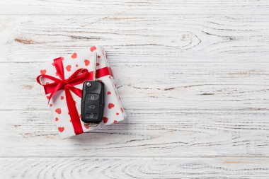 Sevgililer veya kağıt kırmızı kalpler ile diğer tatil el yapımı hediye, Araba anahtarları ve hediye tatil sunulu liste kutusunda. Tasarım için kopya alanı görünümüyle Beyaz ahşap masa üstü, boş alanı kutusu hediye.